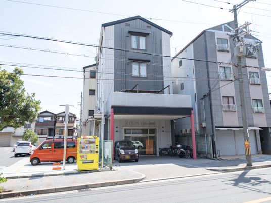グレーの建物外観
