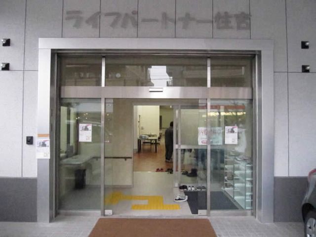 エントランスの様子 エントランス 広々としてバリアフリーのエントランスです。靴を脱ぎ、安心してお過ごしいただける設計となっております。