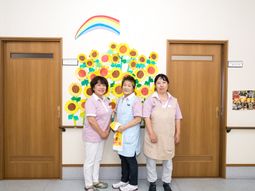 笑顔のスタッフ3人