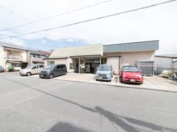 広々とした駐車場の建物