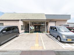 明るい建物のエントランス
