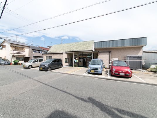 広々とした施設の外観