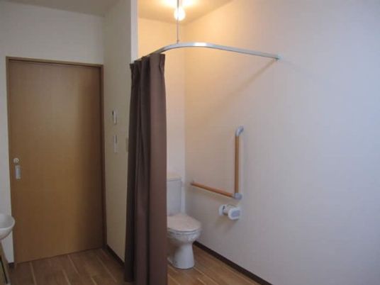 バリアフリーのトイレ空間