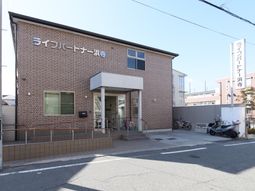 茶色の外壁の建物エントランス