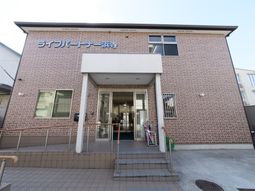 レンガ造りの建物正面