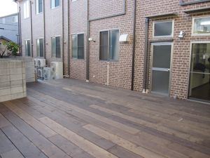 木目調の落ち着いたテラス