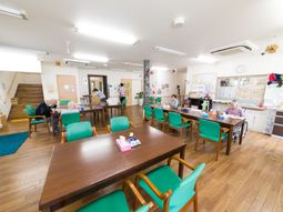 広々とした明るい食堂スペース
