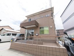 施設の明るい外観