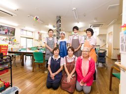 スタッフ笑顔の居室