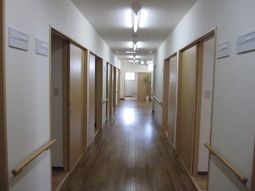 明るく清潔な廊下