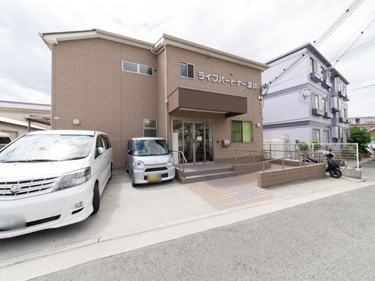茶色い外壁の建物エントランス