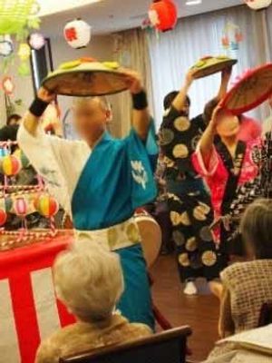和装で踊るイベント風景