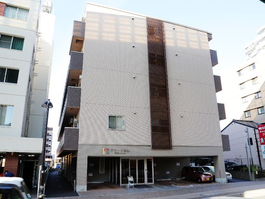 モダンな外観の建物