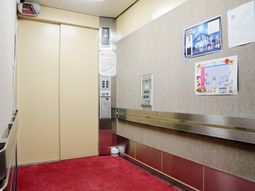 明るい廊下のエレベーター