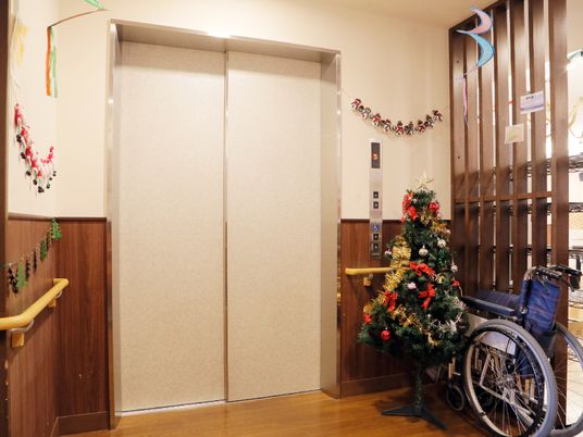 装飾されたエレベーター前