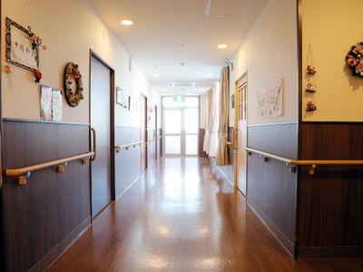 廊下の手すりと掲示物