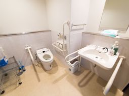 手すり付きの清潔なトイレ
