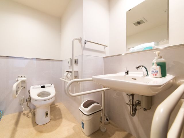 バリアフリーのトイレ設備 トイレ 安全に配慮された手すり付きの清潔なトイレです。スタッフは皆様の快適な生活を支えるために努めています。