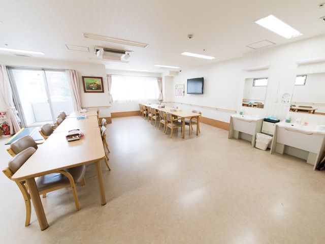 広々とした明るい食堂 リビングルーム ゆったりした食堂は明るく開放的な雰囲気で、コミュニケーションを促進する空間になっています。適度なプライバシーを確保しながら、共に過ごす時間を大切にできる場所です。