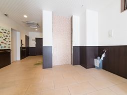 明るい雰囲気のエントランス