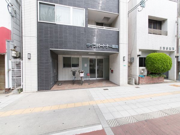 明るいエントランス風景