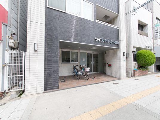 清潔感のある建物のエントランス