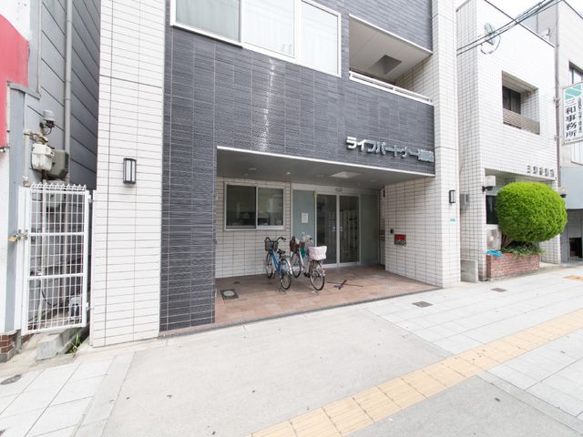 清潔感のある建物のエントランス 外観 アクセス便利な立地にある清潔感のあふれるエントランスです。ご来訪の際はこの入口をご利用ください。