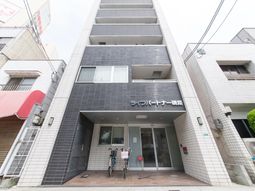 モダンな建物のエントランス