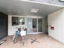 清潔な施設のエントランス