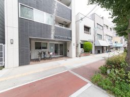 清潔感ある建物のエントランス