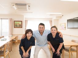 スタッフ3人とダイニング