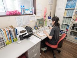 事務作業する人