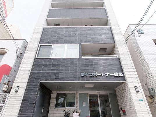 モダンな建物のエントランス