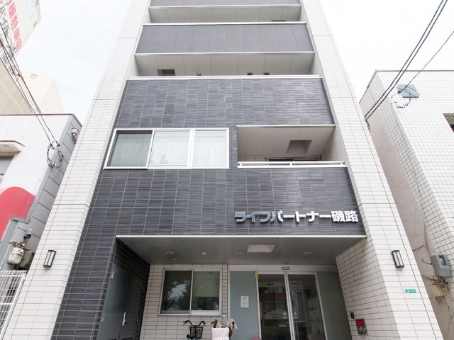 モダンな建物のエントランス