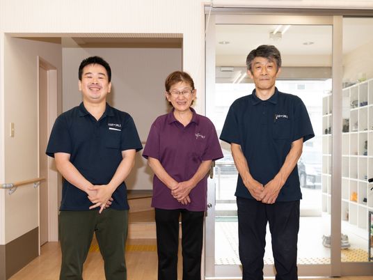笑顔のスタッフ立ち姿