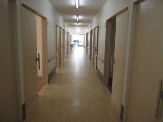 廊下の明るい通路