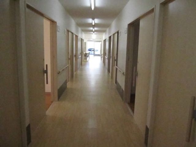 廊下の明るい通路