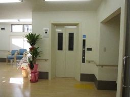 明るいエレベーターホール