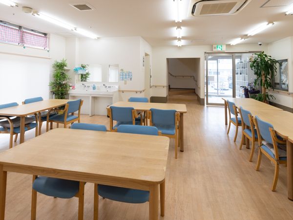 明るい食堂の様子