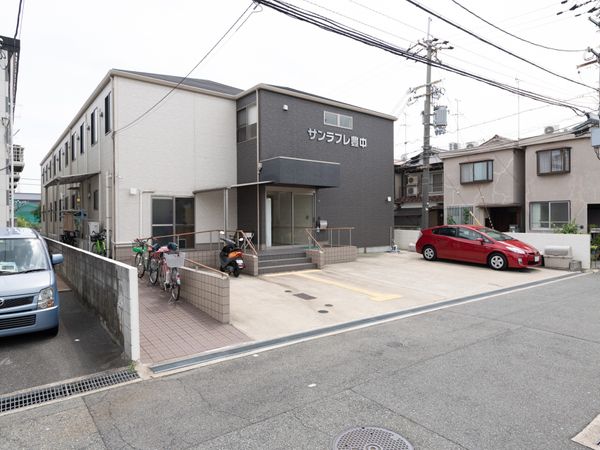 施設の外観と看板