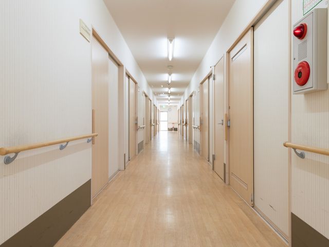 明るく清潔な廊下