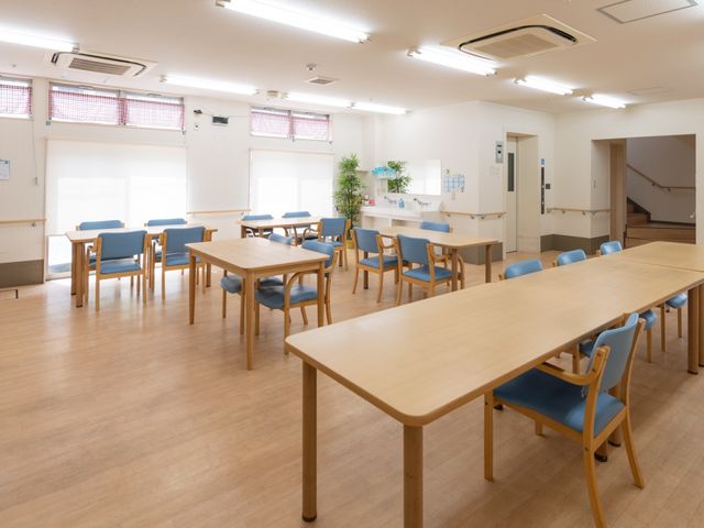 広々とした明るい食堂