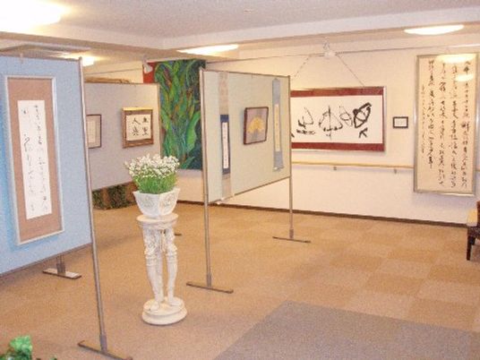 アート展示のある廊下