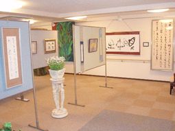 アート展示のあるロビー