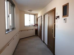 明るいフロアの廊下