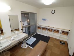 共有洗面台と掲示の浴室