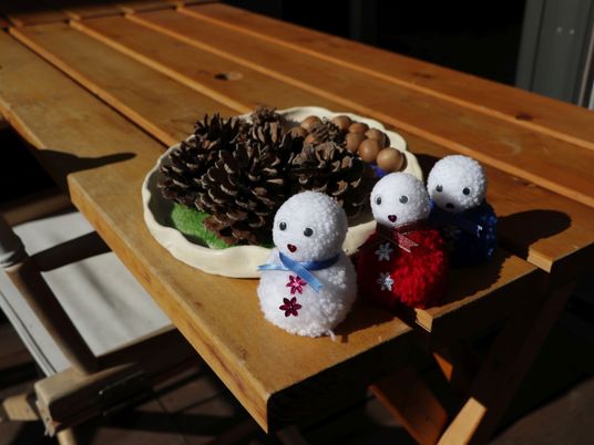 手作り雪だるまと松ぼっくり