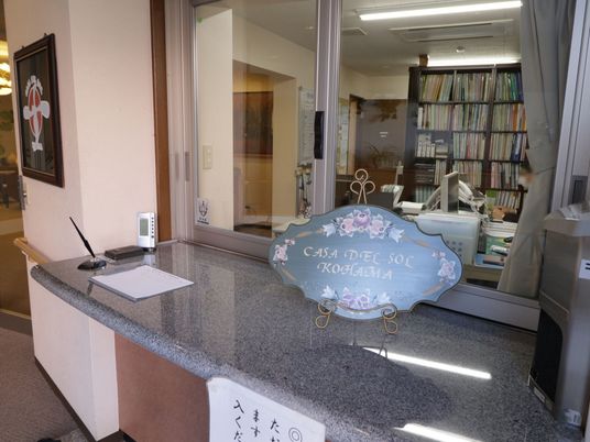 受付カウンターと看板