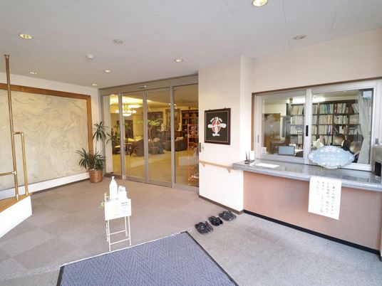 明るいエントランスの風景