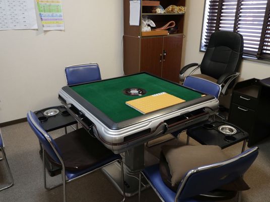 椅子と麻雀卓のある部屋